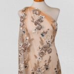 tela de tul bordado en colores beige y gris