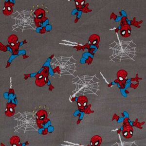 tela de algodón con estampado de mini spiderman. El fondo de la tela es gris sobre el que se presentan pequeñas figuritas de este personaje