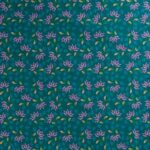 tela de algodón con estampado de flores lilas decorada con hojitas amarillas