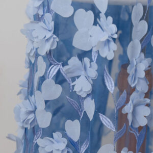 tela de tul con bordado y flores superpuestas en color azul