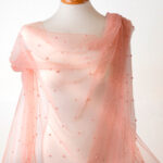 tela de tul en color rosa con perlas rosas