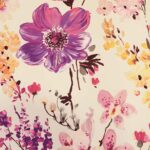 tela satinada estampado flores tonos rosas y lilas