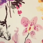 Tela Satinada Estampado Flores tonos rosas y lilas - Imagen 5