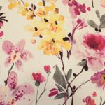 Tela Satinada Estampado Flores tonos rosas y lilas - Imagen 4