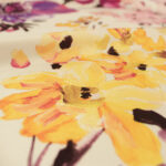 Tela Satinada Estampado Flores tonos rosas y lilas - Imagen 3