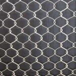 Tela acolchada negra con diseño de enrejado beige - Imagen 2