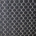 Tela acolchada negra con diseño de enrejado beige