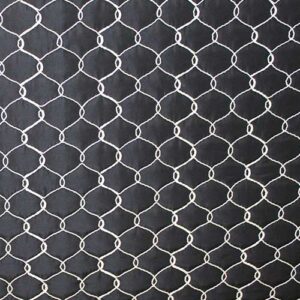 Tela acolchada negra con diseño de enrejado beige