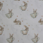 Tela de Algodón Estampado Conejitos en Tazas de Café — Tonos Pastel - Imagen 2