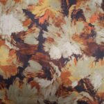 Tela de antelina elástica verde con flores en tonos marrones y ocres