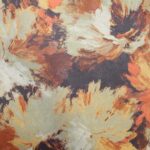 Tela de antelina elástica verde con flores en tonos marrones y ocres - Imagen 2