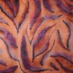 Tela de terciopelo elástico con estampado en tonos naranjas y púrpura - Imagen 2