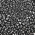 Tela Viscosa Fondo Negro con Manchas Blancas Animal Print - Imagen 2
