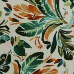 Tela estampada tropical con hojas en tonos verdes y naranja – Ideal para prendas de verano - Imagen 2