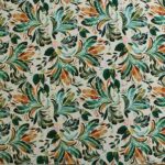 Tela estampada tropical con hojas en tonos verdes y naranja – Ideal para prendas de verano - Imagen 3