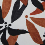 Tela de poliéster estampada floral blanco, negro y marrón- Tela fluida ideal para vestidos, blusas y pantalones. - Imagen 2