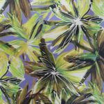 Tela satinada estampada flores grandes en tonos pistacho y lila – Ideal para vestidos, blusas y looks elegantes