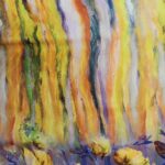 Tela satinada con cenefa floral y rayas – Ideal para vestidos, faldas y pantalones - Imagen 3