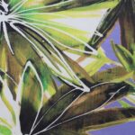 Tela satinada estampada flores grandes en tonos pistacho y lila – Ideal para vestidos, blusas y looks elegantes - Imagen 2