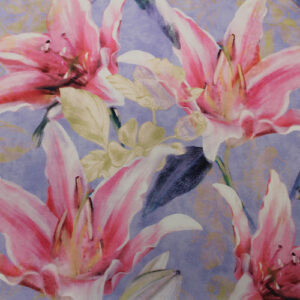 Tela satinada estampada con lirios en tonos lila, rosa y blanco