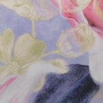 Tela satinada estampada con lirios en tonos lila, rosa y blanco - Imagen 2