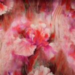 Tela satinada estampada hojas tipo pluma en tonos rosas y rojos