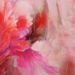 Tela satinada estampada hojas tipo pluma en tonos rosas y rojos - Imagen 3