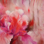 Tela satinada estampada hojas tipo pluma en tonos rosas y rojos - Imagen 2