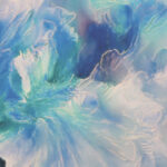 Tela satinada estampada hojas tipo pluma en tonos azules - Imagen 2