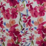 Tela de viscosa ecológica estampada con flores en tonos rosa – Ideal para vestidos y blusas de verano - Imagen 2