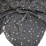 Tela BLUSERA NEGRA con lunares grises y efecto agua - Imagen 3
