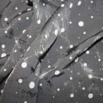 Tela BLUSERA NEGRA con lunares grises y efecto agua
