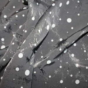 Tela BLUSERA NEGRA con lunares grises y efecto agua